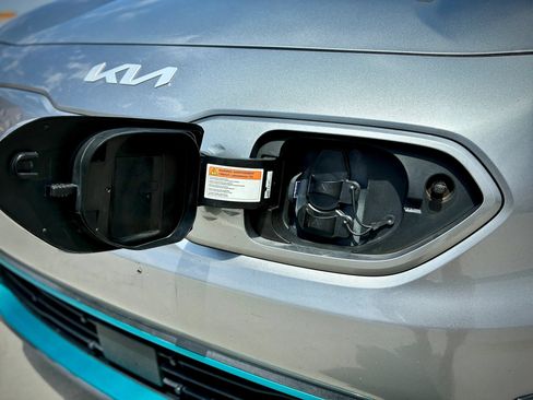 Used 2022 Kia Niro EX Premium FWD image 15