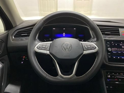 Used 2023 Volkswagen Tiguan SE w/ Panoramic Sunroof Package FWD image 12