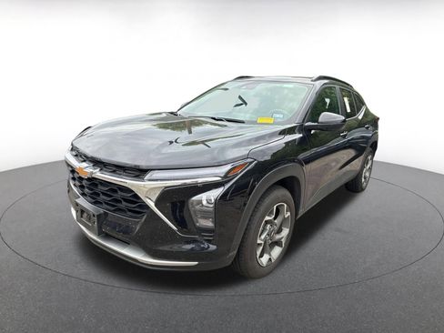 Used 2025 Chevrolet Trax LT FWD image 3