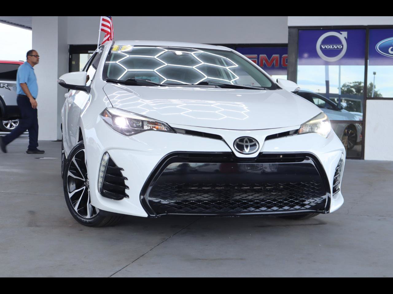 Used 2018 Toyota Corolla SE FWD image 1