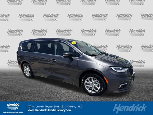Used 2023 Chrysler Pacifica Touring-L FWD image 1