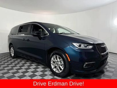 Used 2025 Chrysler Pacifica Select