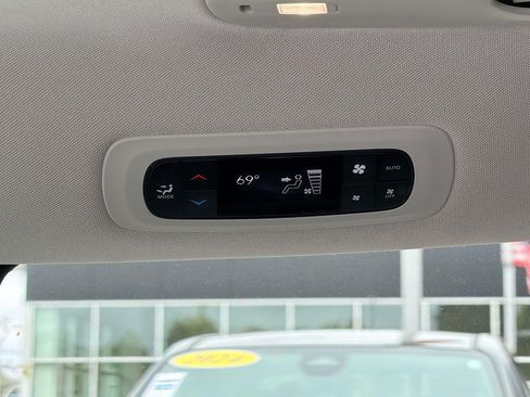 Used 2024 Chrysler Pacifica Touring-L FWD image 25