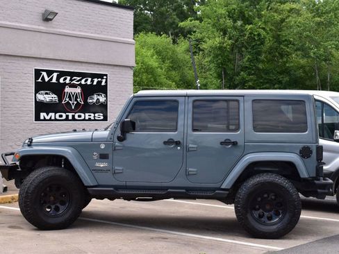Used 2015 Jeep Wrangler Unlimited Sahara w/ Connectivity Group AWD/4WD image 3