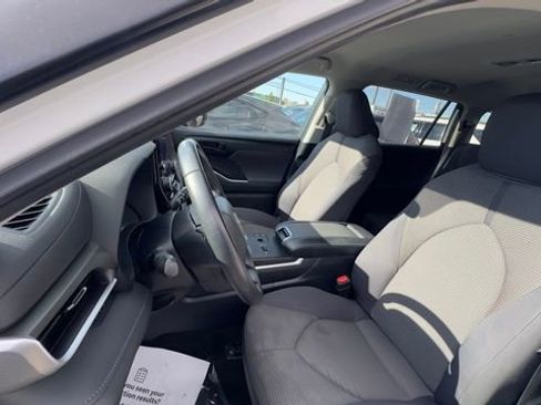 Used 2024 Toyota Highlander LE FWD image 19