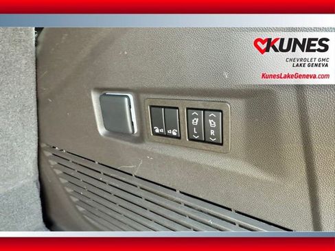 Used 2022 GMC Yukon Denali w/ Denali Premium Package image 27