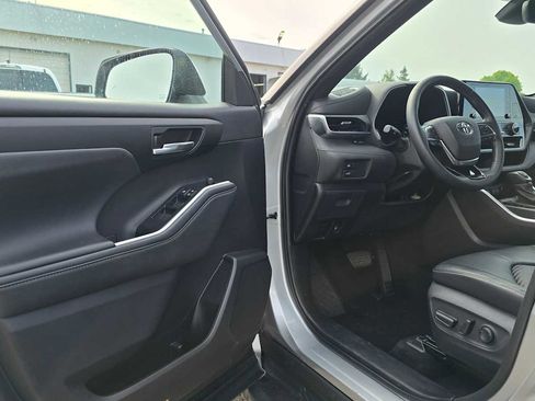 Used 2021 Toyota Highlander XSE AWD/4WD image 22
