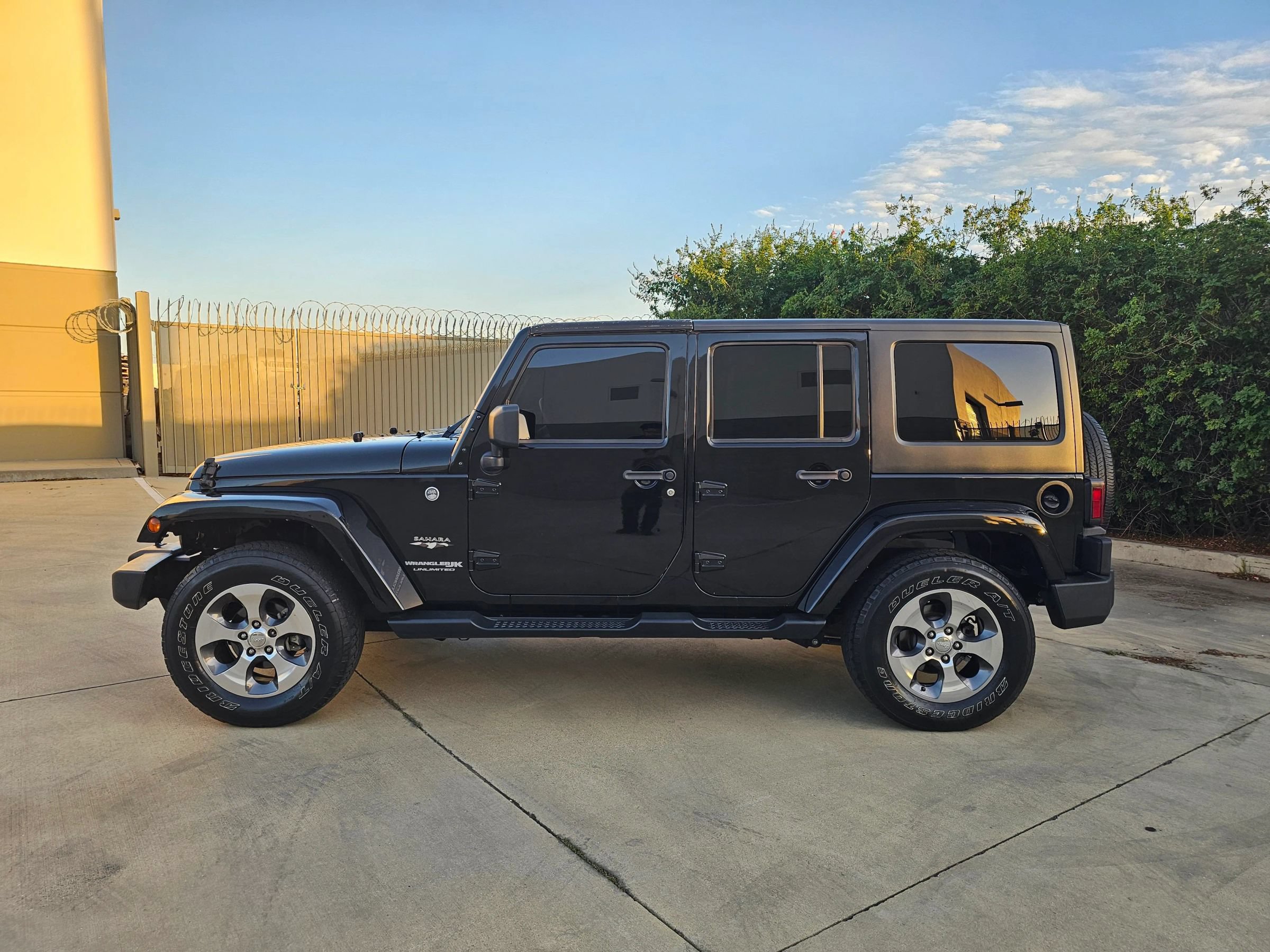 Used 2018 Jeep Wrangler Unlimited Sahara w/ Connectivity Group AWD/4WD image 8