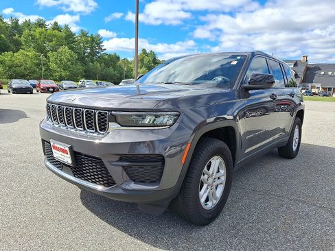 Used 2024 Jeep Grand Cherokee Laredo image 4