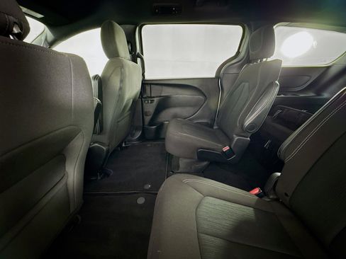 Used 2024 Chrysler Pacifica Touring FWD image 24