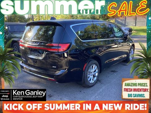 New 2026 Chrysler Pacifica Select AWD/4WD image 8