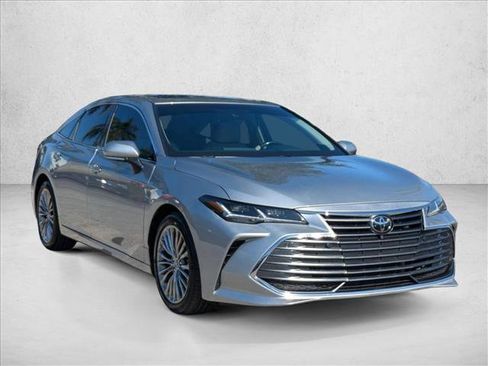 Used 2019 Toyota Avalon Limited image 3
