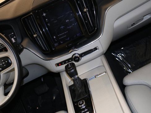 Used 2019 Volvo XC60 T5 Momentum w/ Premium Package image 23