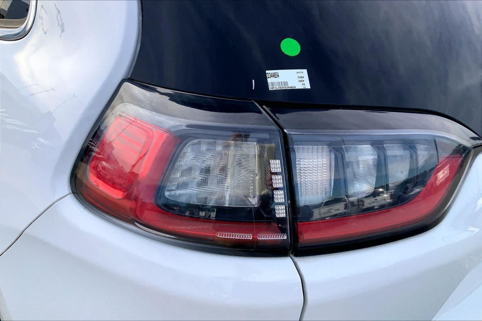 Used 2019 Jeep Cherokee Latitude w/ Cold Weather Group FWD image 26