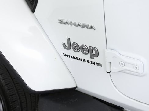 Used 2024 Jeep Wrangler Sahara image 8