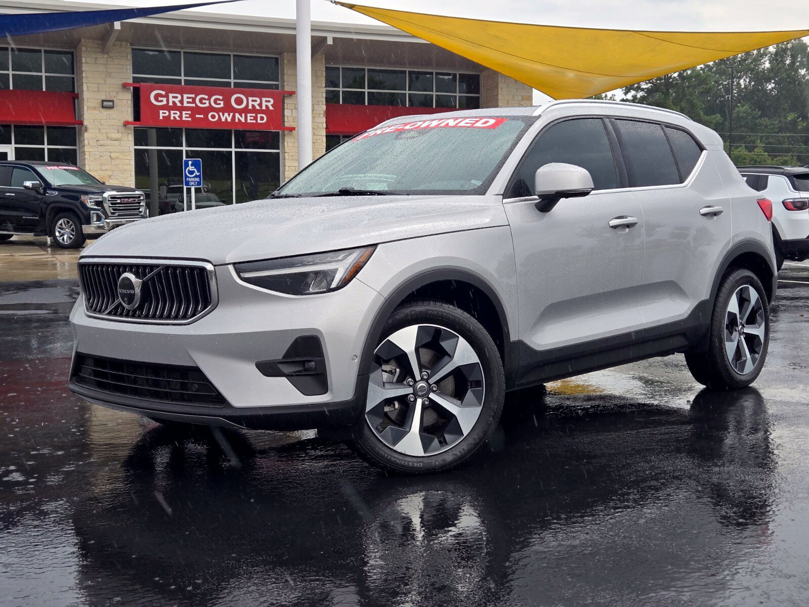 Used 2024 Volvo XC40 B5 Plus AWD/4WD image 1