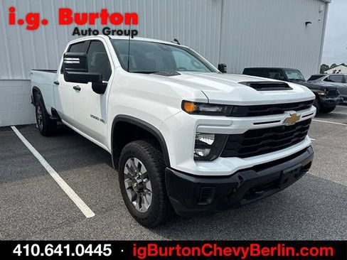 Used 2024 Chevrolet Silverado 2500 Custom w/ Custom Convenience Package AWD/4WD image 2
