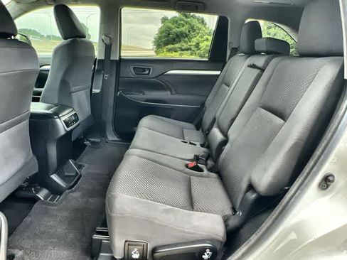Used 2018 Toyota Highlander LE FWD image 14