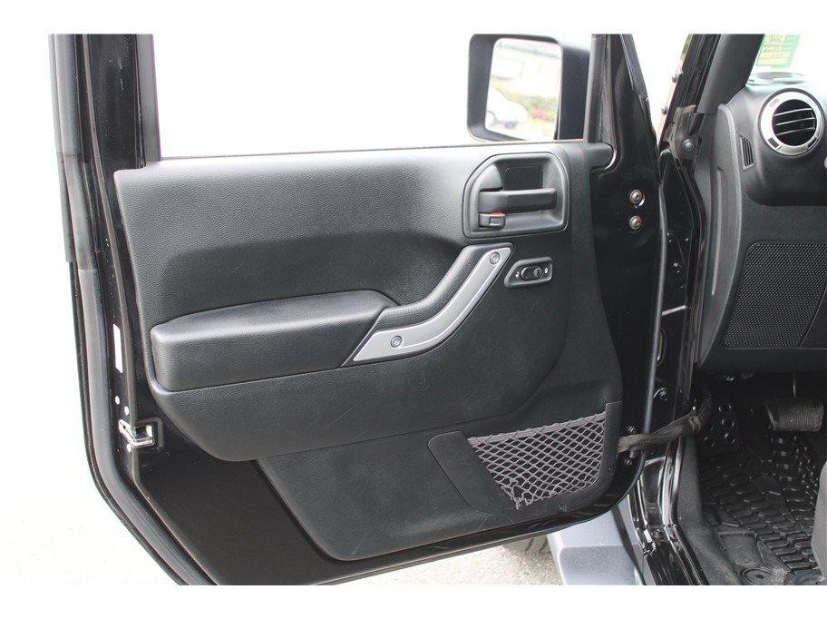 Used 2017 Jeep Wrangler Unlimited Sahara w/ Connectivity Group AWD/4WD image 6
