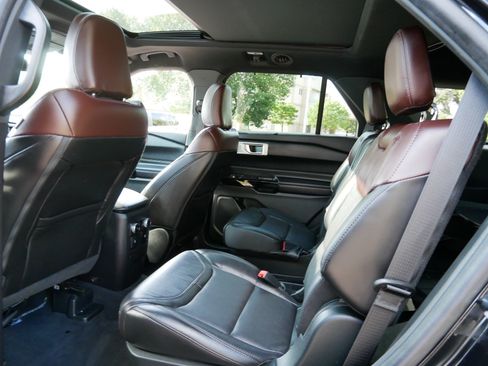 Used 2022 Ford Explorer Platinum w/ Equipment Group 601A AWD/4WD image 33