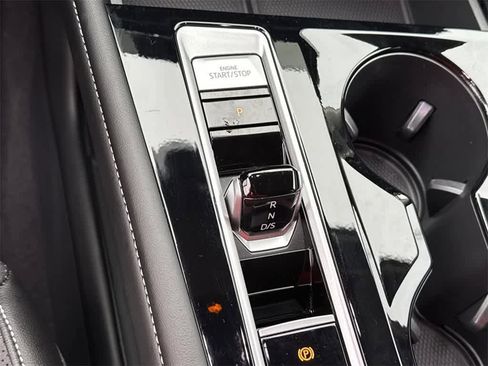 Used 2024 Volkswagen Atlas SE image 32