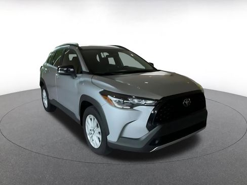 Used 2025 Toyota Corolla Cross LE image 3