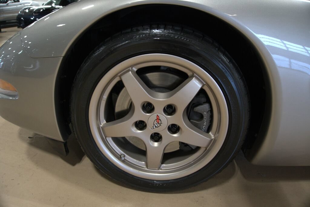 Used 2001 Chevrolet Corvette Convertible w/ Preferred Equipment Group2 RWD image 34