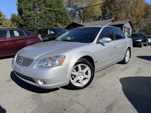 Used 2004 Nissan Altima 3.5 SE image 1