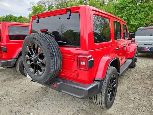 Used 2025 Jeep Wrangler Unlimited Sahara AWD/4WD image 4