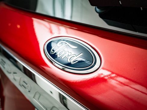 Used 2021 Ford Explorer XLT image 18