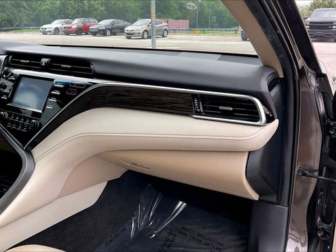 Used 2018 Toyota Camry LE FWD image 18