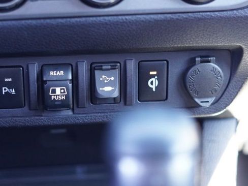 Used 2018 Toyota Tacoma TRD Sport w/ Technology Package image 33