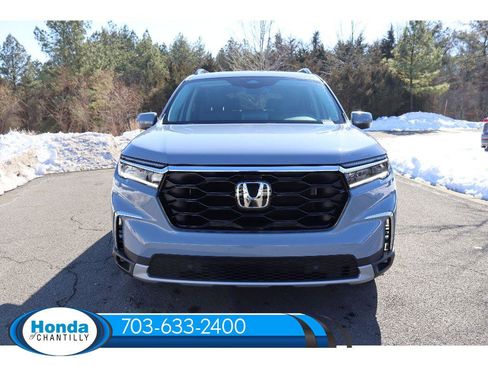 New 2025 Honda Pilot Touring image 2