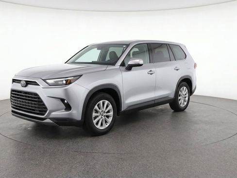 Used 2025 Toyota Grand Highlander FWD image 3