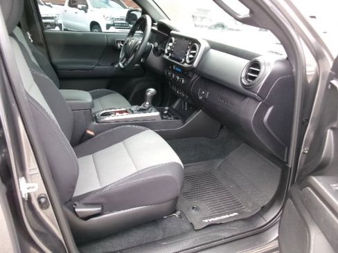 Used 2021 Toyota Tacoma TRD Sport w/ Technology Package image 10