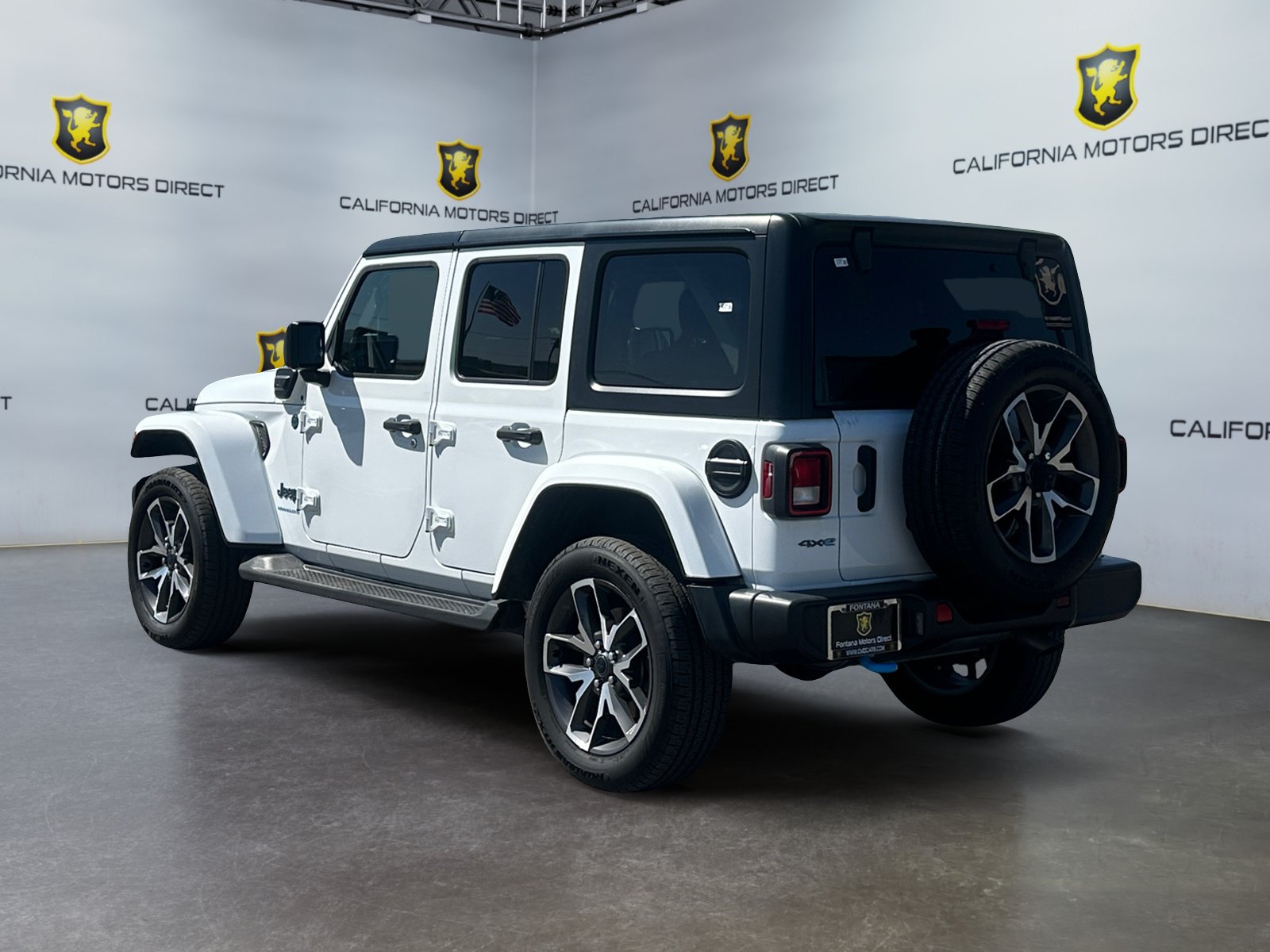 Used 2024 Jeep Wrangler Unlimited w/ Convenience Group AWD/4WD image 3