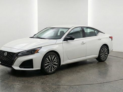 Used 2025 Nissan Altima 2.5 SV image 3