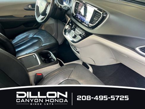 Used 2022 Chrysler Pacifica Touring-L FWD image 20