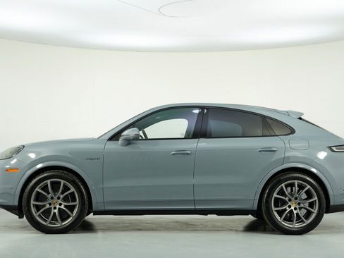 Used 2024 Porsche Cayenne Turbo image 9