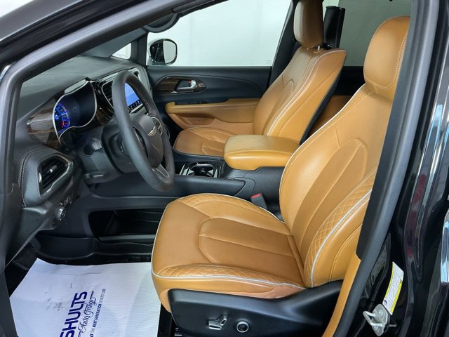 Used 2023 Chrysler Pacifica Pinnacle FWD image 18