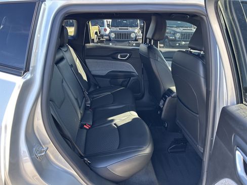 Used 2025 Jeep Compass Latitude image 15