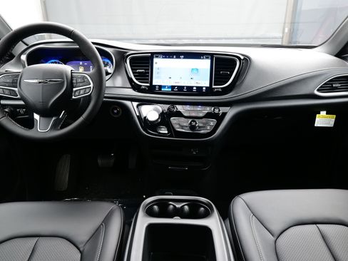 New 2026 Chrysler Pacifica Select image 9