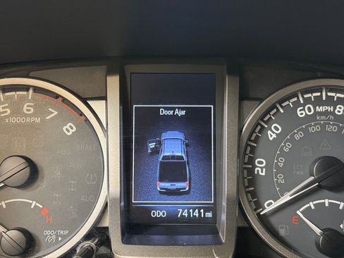 Used 2018 Toyota Tacoma SR5 w/ Four Season Floor Mat Package AWD/4WD image 30