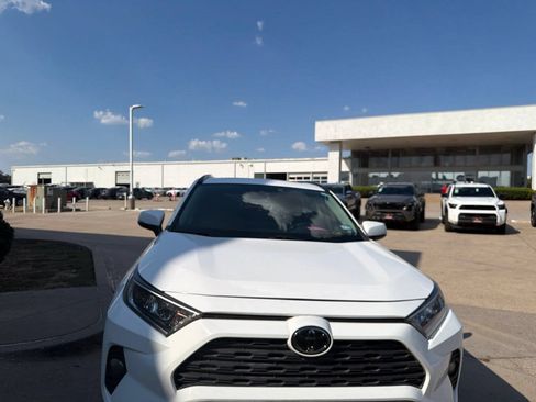Used 2019 Toyota RAV4 XLE FWD image 2