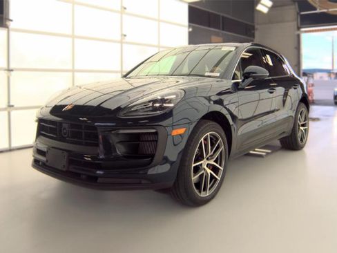 Used 2023 Porsche Macan S AWD/4WD image 4