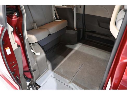 Used 2017 Toyota Sienna XLE FWD image 18