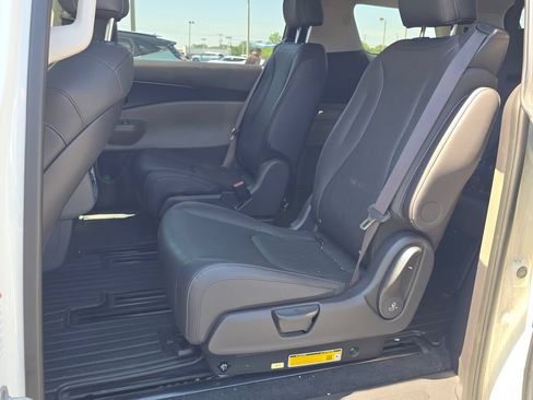 Certified 2025 Kia Carnival FWD image 6