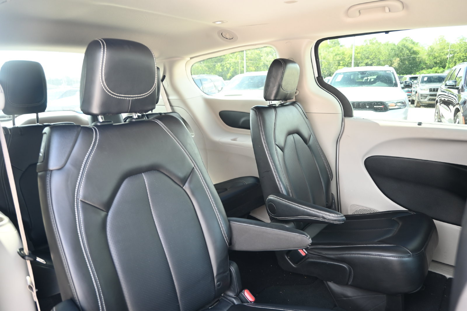 Used 2024 Chrysler Pacifica Touring-L FWD image 30