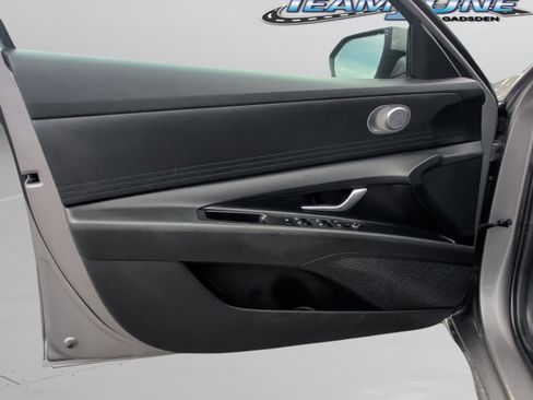 Used 2023 Hyundai Elantra SEL w/ Preferred Accessory Package FWD image 17
