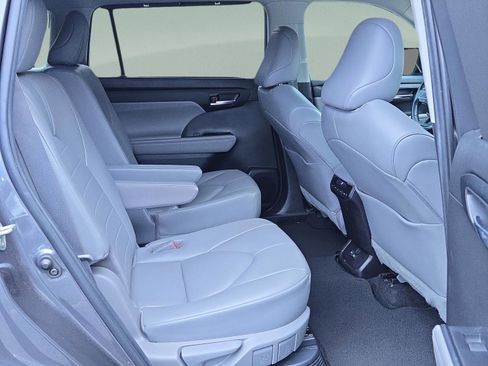Certified 2023 Toyota Highlander XLE image 12